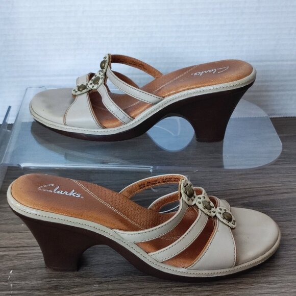 Clarks Strappy Sandals Sz 8 Beige Brown Leather Round Toe Slip On Heeled Sandal - Picture 2 of 15